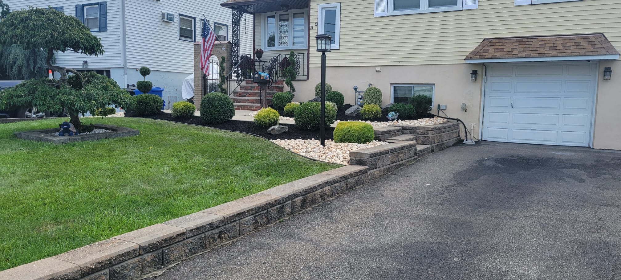 Landscaping & Mulch work image 17